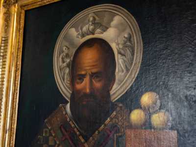 Questo livello dell�edificio � per� prevalentemente dedicato al culto di San Nicola. Vicino all�ingresso ci imbattiamo nel quadro che raffigura il Patrono, quello che il 7 maggio viene posto sul peschereccio che parte da San Giorgio per arriva al porto vecchio di Bari dove viene �raccolto� dal corteo storico e condotto sino alla Basilica